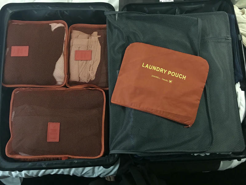 Offener Koffer mit Ordnung und Taschen