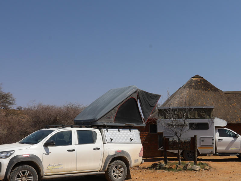 Max von CamperOase vor dem Group L von Asco Car Hire in Namibia
