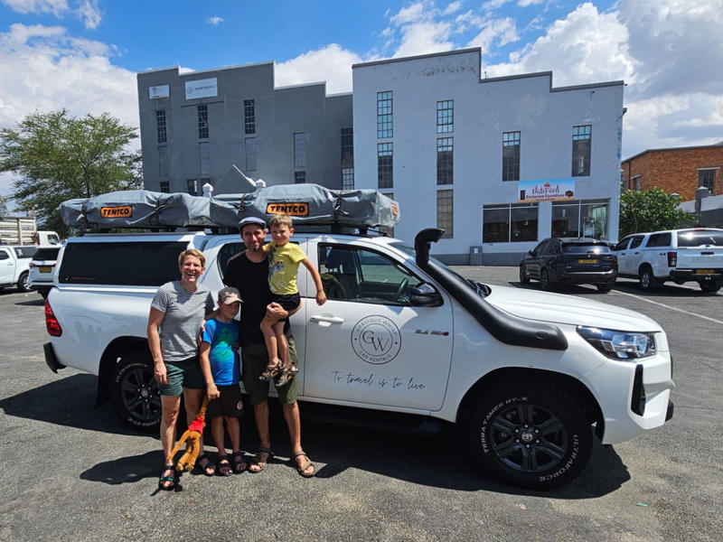 Familie vor 4WD Toyota Hilux von Gracious Whisp