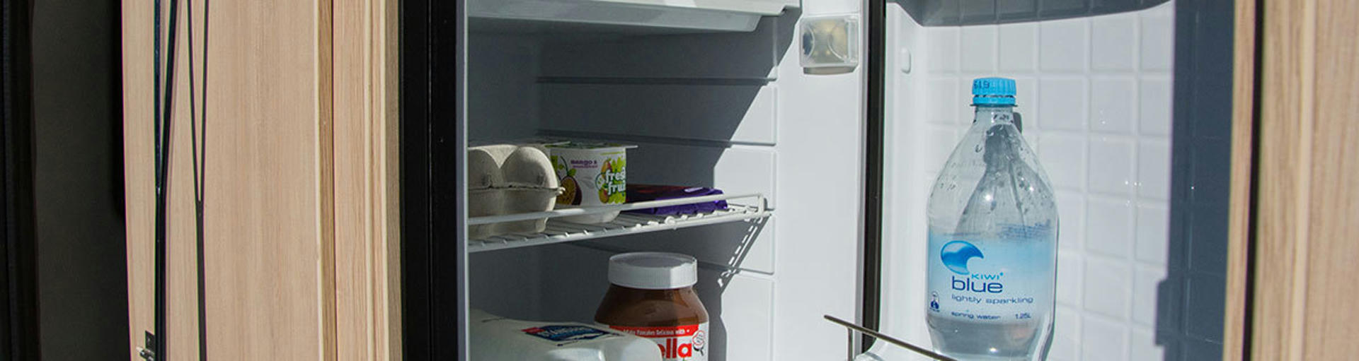 geöffneter Kühlschrank im Wohnmobil