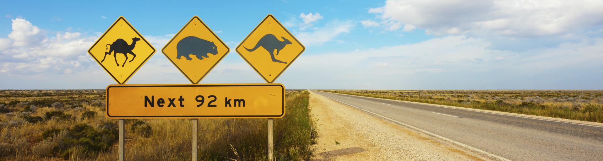 Ein Schild in Australien warnt vor Kängurus, Wombats und Kamelen