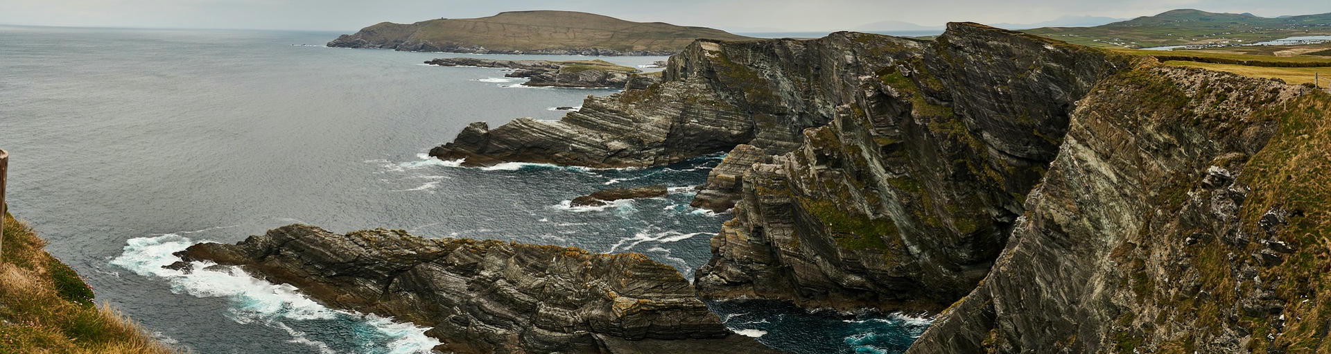 Schroffe Felsen und raues Meer am Ring of Kerry in Irland
