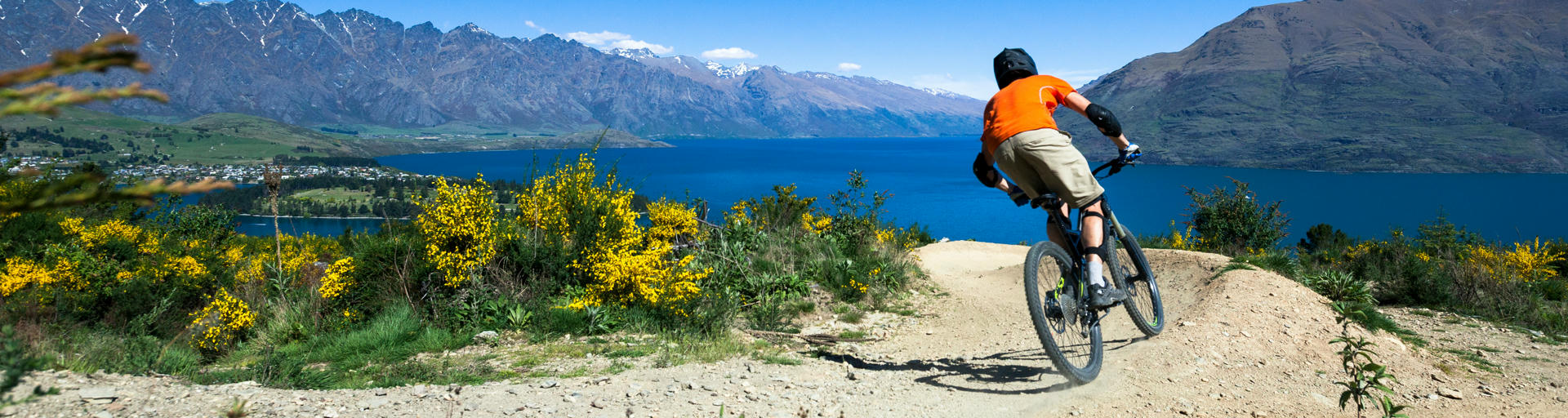 Mountainbiker auf einer Downhill-Strecke in NZ