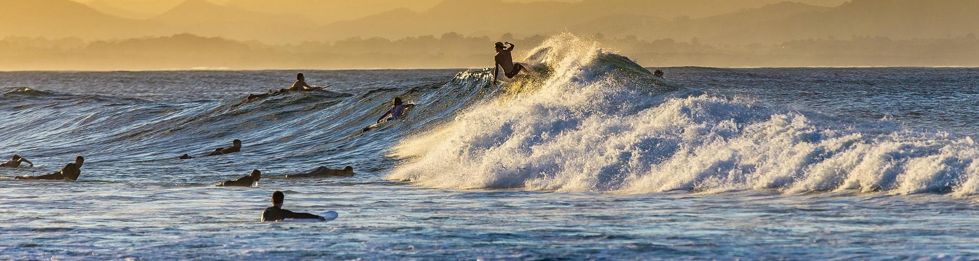 Surfer in den Wellen in Australien