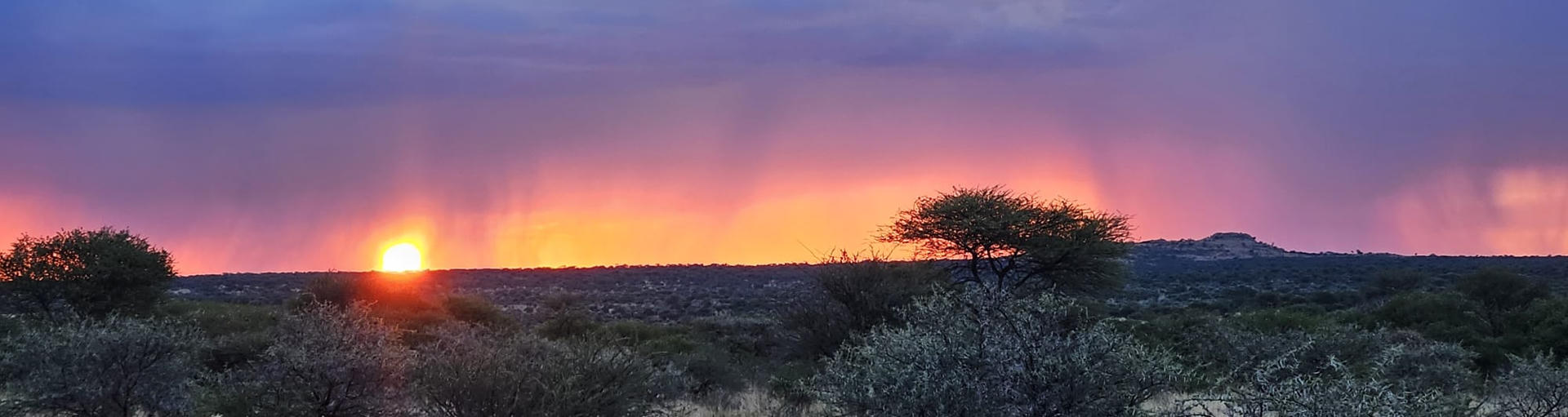 Sonnenuntergang am Mount Etjo in Namibia