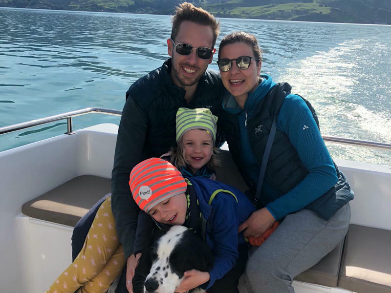 junge Familie sitzt auf einem Boot in Neuseeland