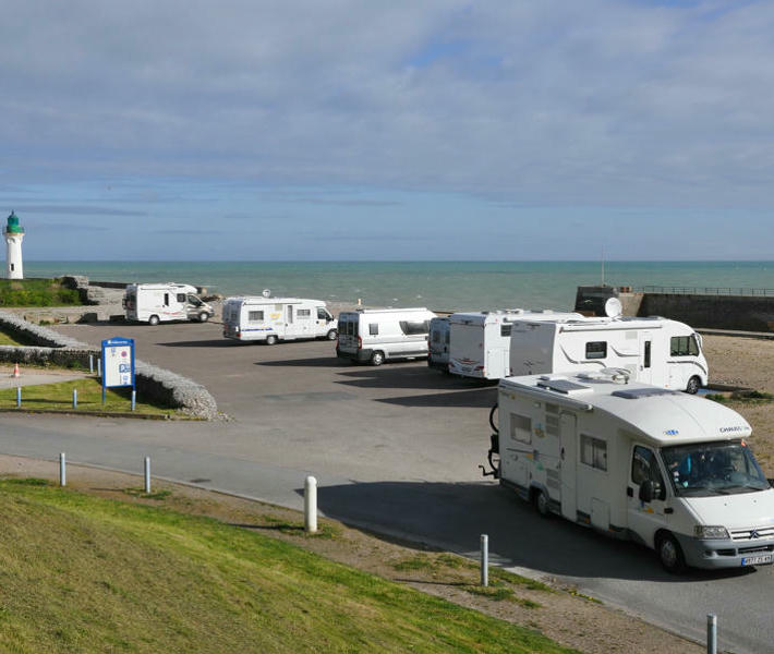 7 Wohnmobile auf Parkplatz am Meer