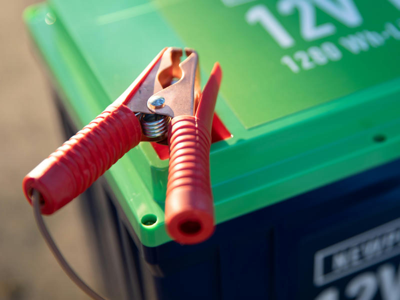 Autobatterie mit Polklemme