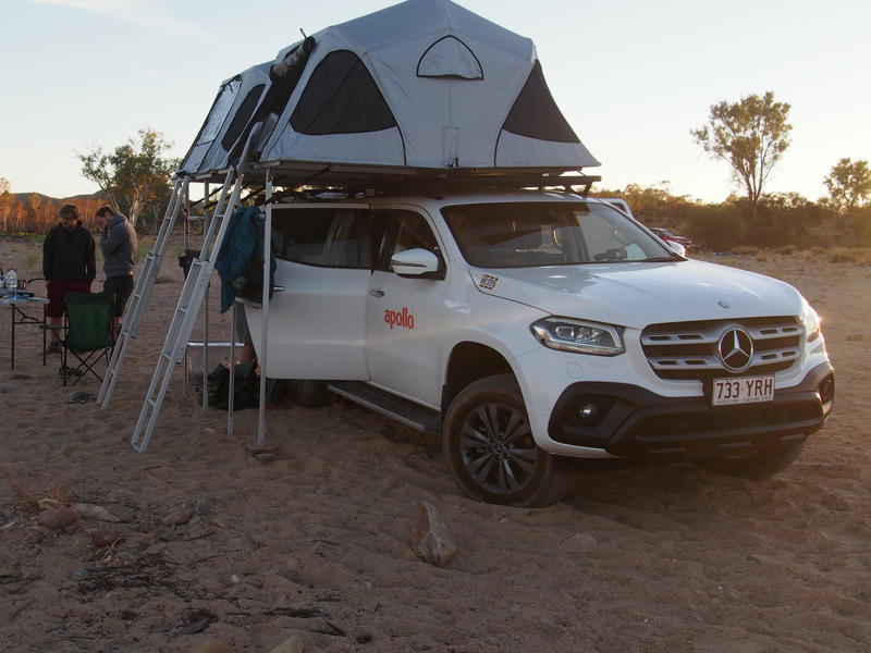 4WD Camper steht im Red Centre bei Alice Springs