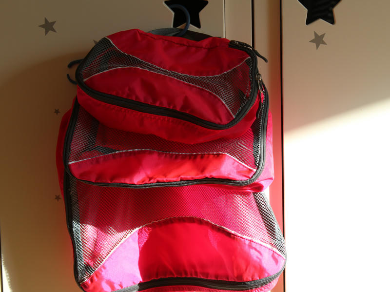 Kleidung in Packtaschen fürs Wohnmobil und Rucksack