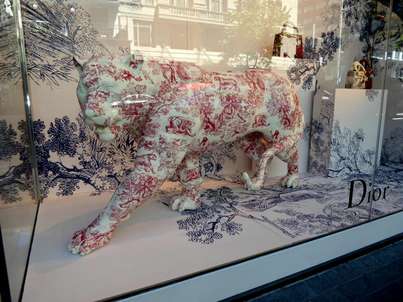 Ein Tiger aus Porzellan in einem Schaufenster in Auckland