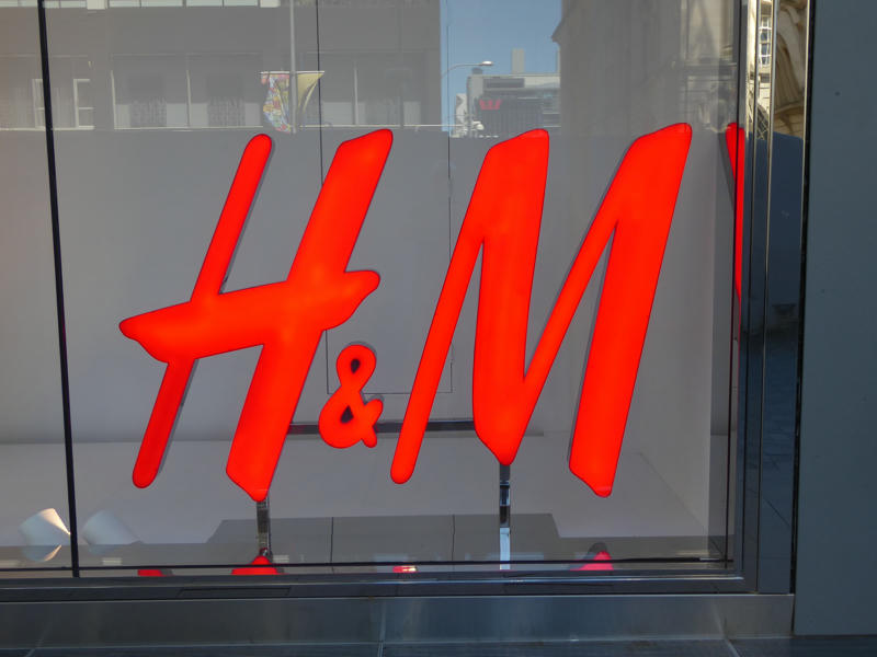 Die bekannten Buchstaben der Kette H&M in Auckland Neuseeland