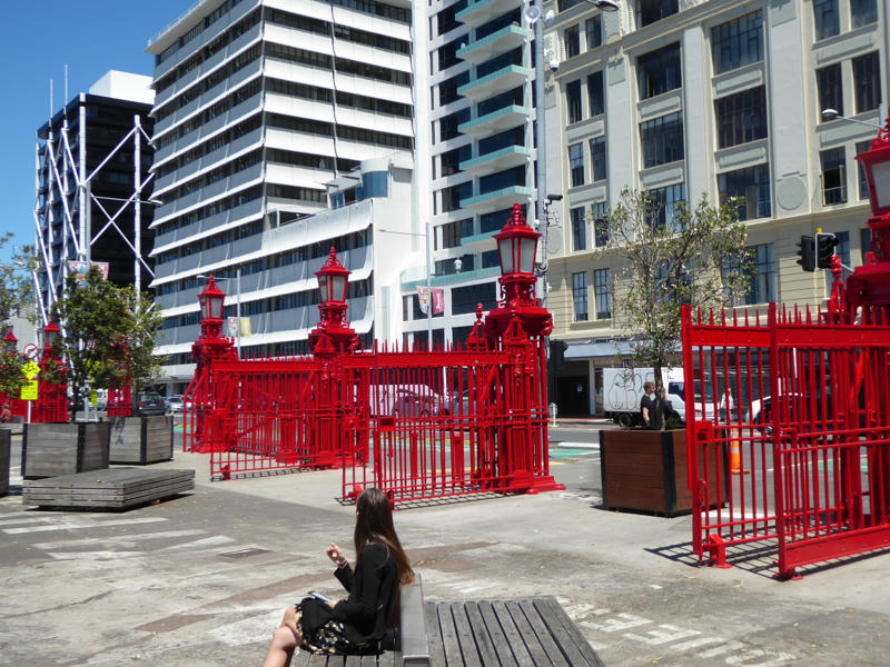 Rote Tore vor weißen Straßen und Gebäuden in Auckland