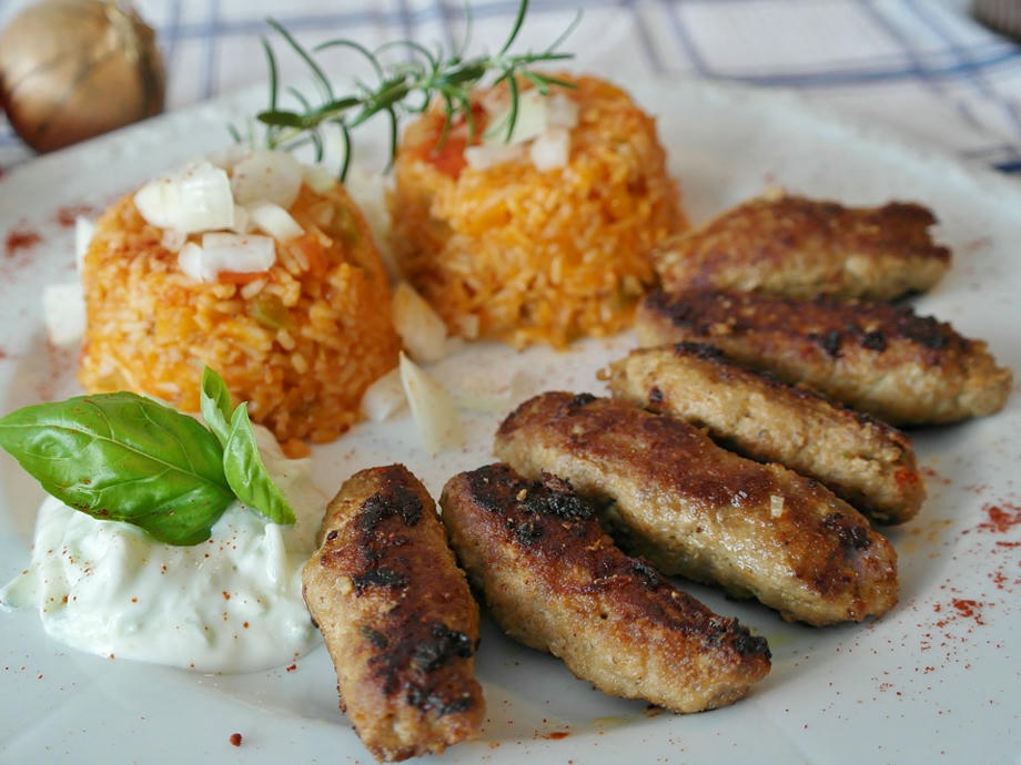 Cevapcici Bosnien, Delikatesse Bosnien, Nationalgericht Balkan, Bosnien Speisen, Camperreise Restaurant Bosnien