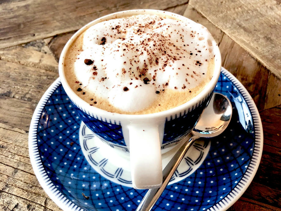 Cappuccino in blau weißer Tasse