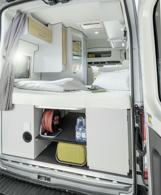 V5 Compact Cross Allrad premium Camper, permanentes Doppelbett hinten für zwei Personen, Deutschland, Österreich, Schweiz