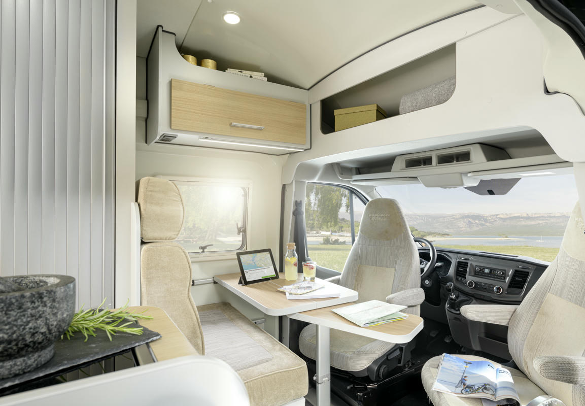 V5 Compact Cross Allrad premium Camper, moderner komfortabler Innenraum, drehbare Sitze, Deutschland, Österreich, Schweiz