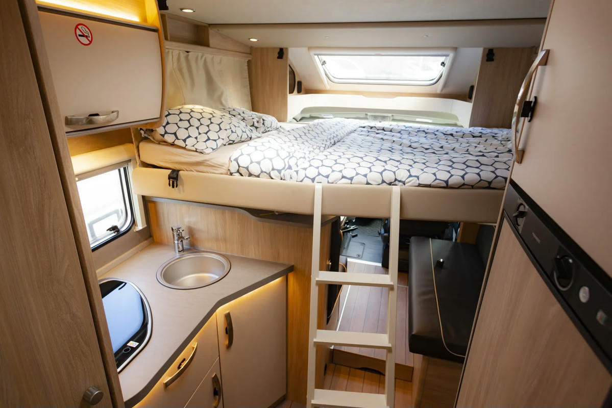 Indie Camper Atlas Wohnmobil Bett oben
