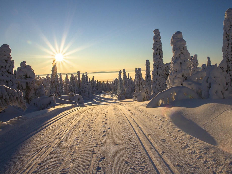 Finnland Straße schneebedeckt, Finnland Winter Camping