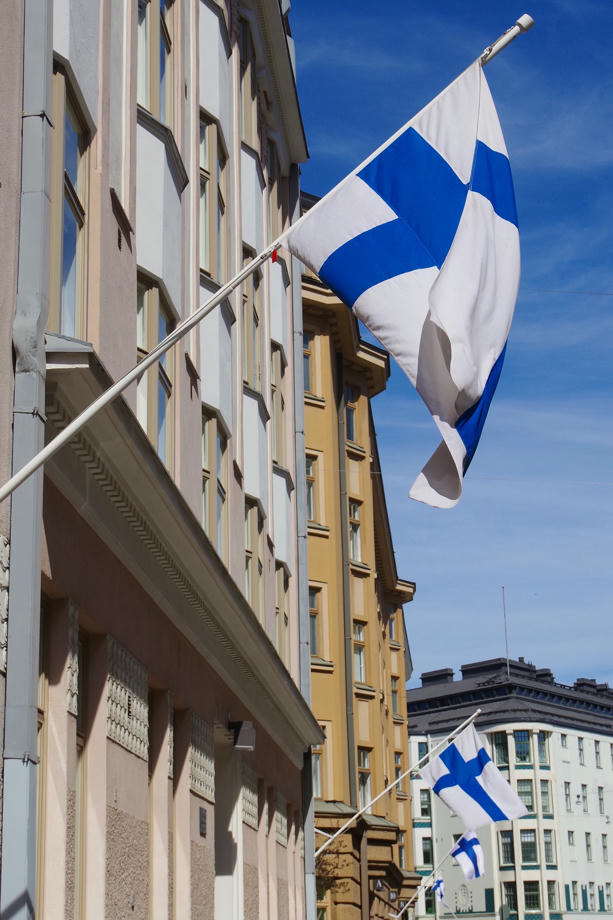 Finnische Flaggen an Hauswand