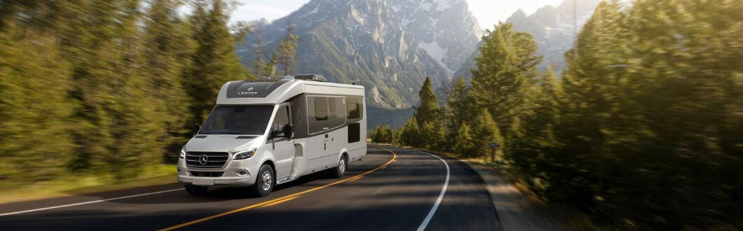 Der Class B+ Premium von Fraserway RV fahrend auf einer Straße in Kanada