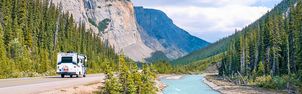 Class C Motorhome-Small von Fraserway RV fahrend durch Berge neben einem Fluss in Kanada