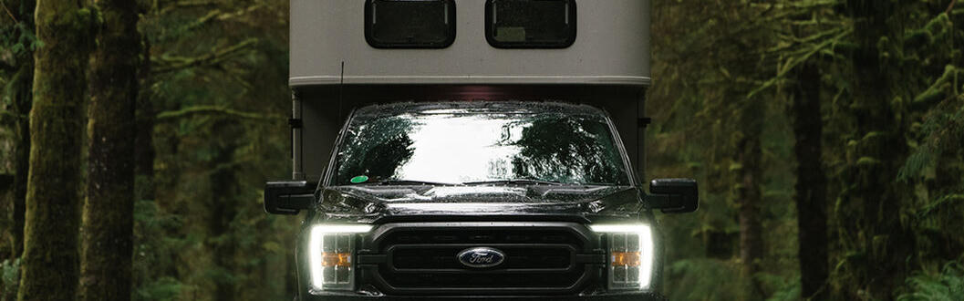 Der Truck Camper Scout von Fraserway RV vor dem Bergpanorama in Kanada