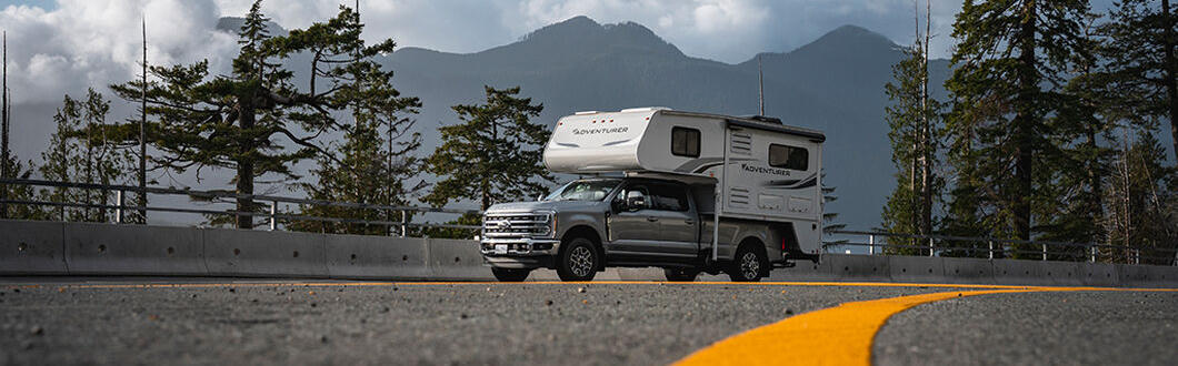 Der Truck Camper Slide Bunk von Fraserway auf der Straße in den Bergen Kanadas.