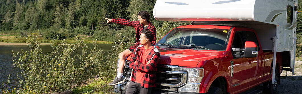 Der Truck Camper Slide Dinette von Fraserway RV am See in Kanada