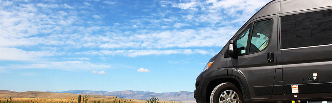 Van Conversion von Fraserway RV geparkt in Kanada