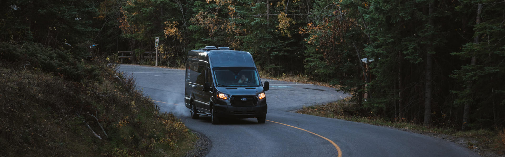 Der 2-Seater 4WD von Karma Campervans auf einer Straße in Kanada 