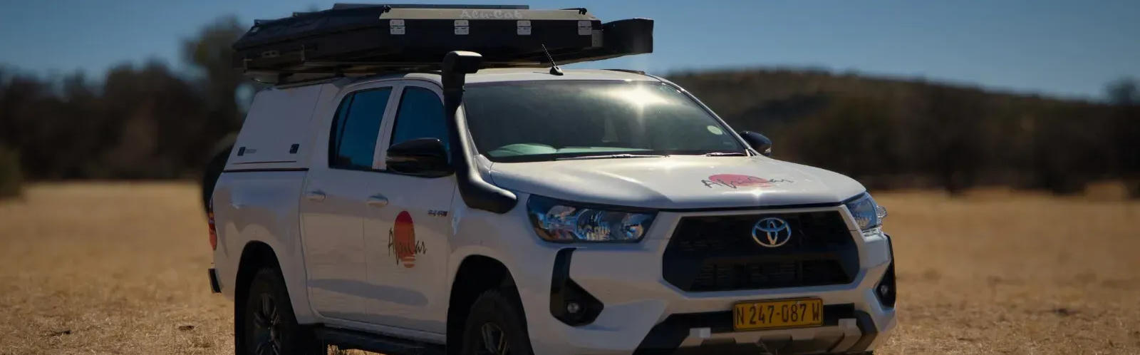 Der Luxus Toyota Hilux 2 Pax von AfriCar Car Hire in einer trockenen Landschaft in Namibia