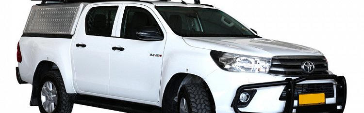 Budget VHH Hilux DC 2.4TD von Asco Car Hire vor weißem Hintergrund