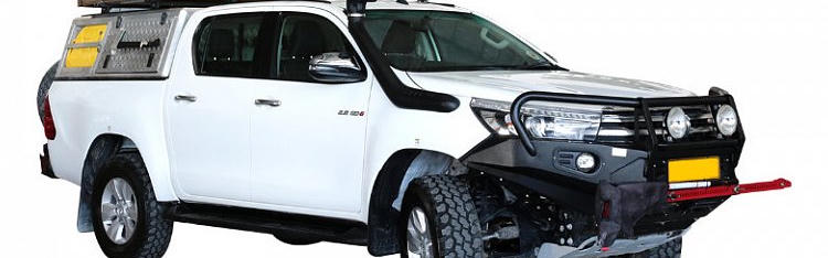 Budget VSS+ Hilux Safari DC 2.8TD von Asco Car Hire vor weißem Hintergrund