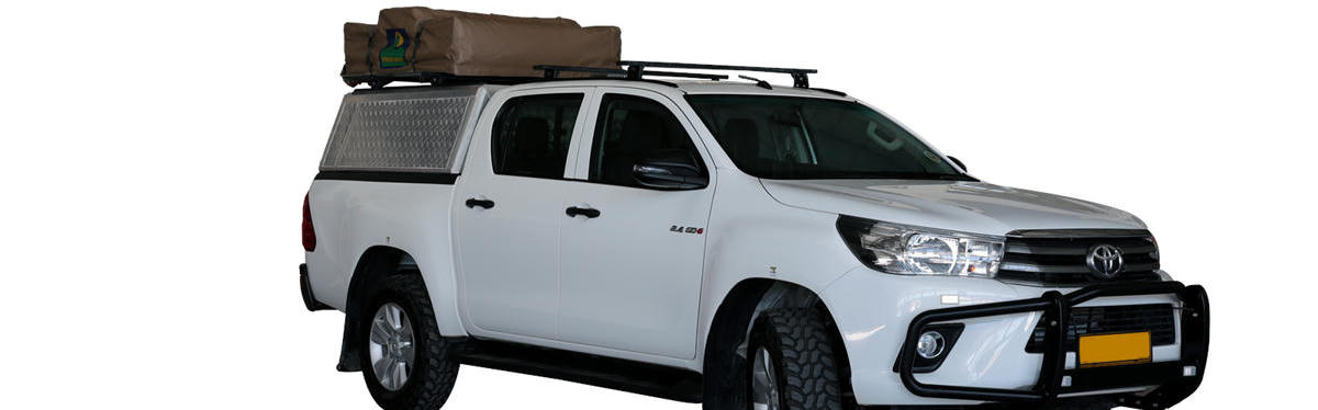 Budget VSS Hilux DC 2.4TD von Asco Car Hire vor weißem Hintergrund