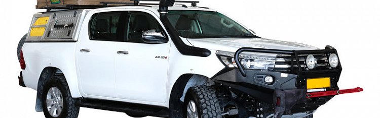 Der Budget VTT+ Hilux Safari DC 2.8TD von Asco Car Hire vor weißem Hintergrund