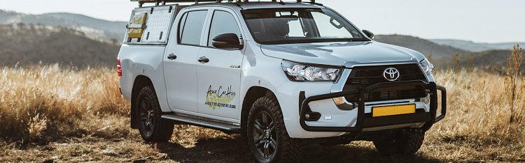 Group T Hilux DC 2.4TD von Asco Car Hire in Graslandschaft in Namibia