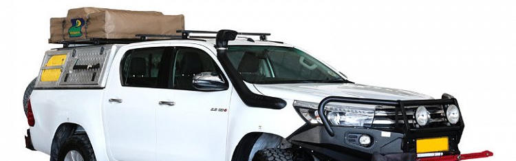 Der VTT+ Toyota Hilux Safari 2.8TD DC A von Asco Car Hire vor weißem Hintergrund