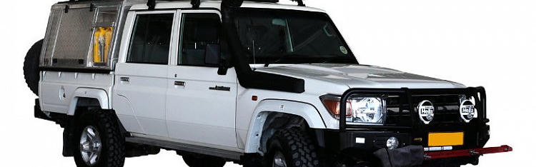 Group VVV Toyota Landcruiser 4.2 M von Asco Car Hire vor weißem Hintergrund