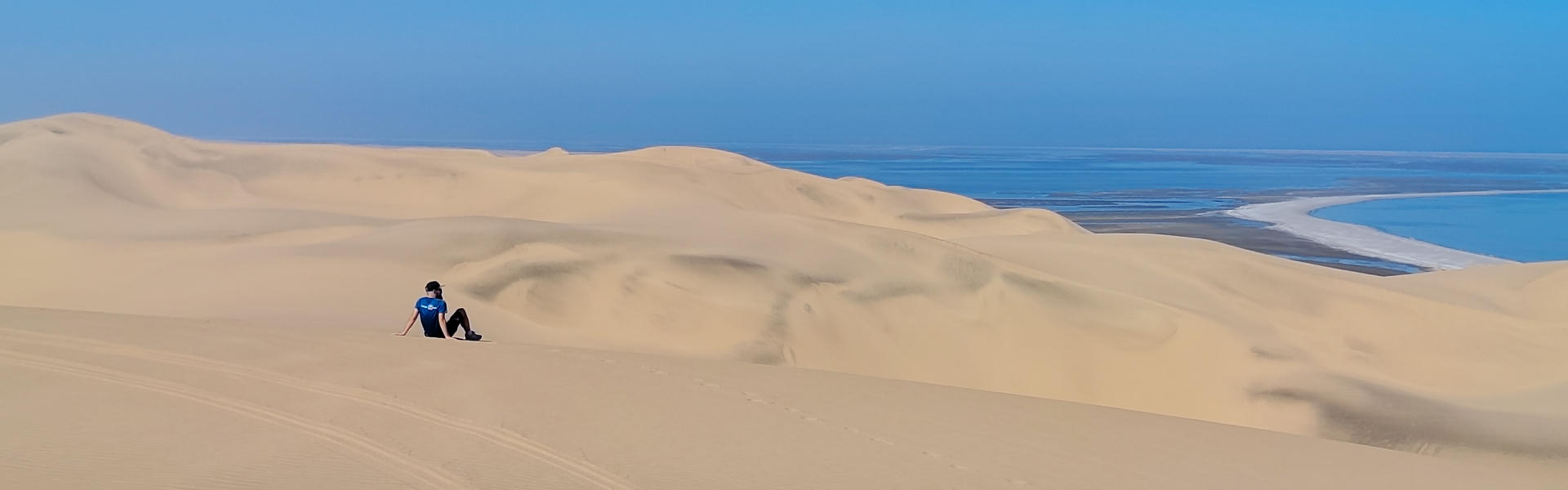 Bild von CamperOase Mitarbeiter im Sandwich Harbour in Namibia ohne den BUDGET Isuzu D-Max 1.9D LX von Gracious Whisp Car Rentals