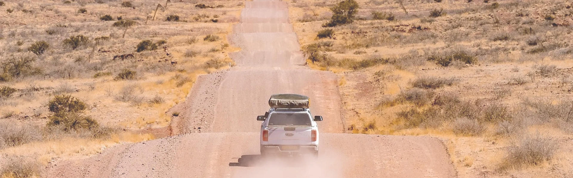 4WD Camper von Gracious Whisp Car Rentals auf Schotterstraße in Namibia