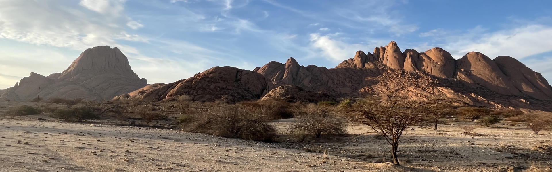 Landschaft an der Spitzkoppe in Namibia ohne den PREMIUM Nissan Navara Pro-4X von Gracious Whisp Car Rentals