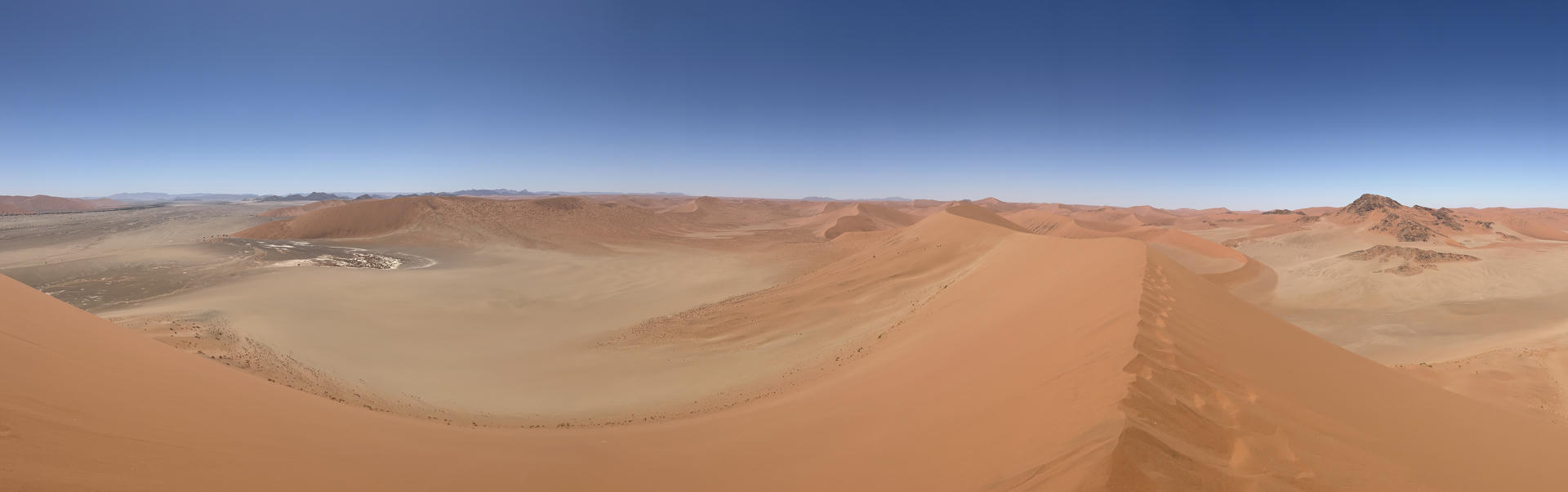 Wüstenlandschaft in Namibia ohne den STANDARD Toyota Hilux 2.4 GD6 von Gracious Whisp Car Rentals