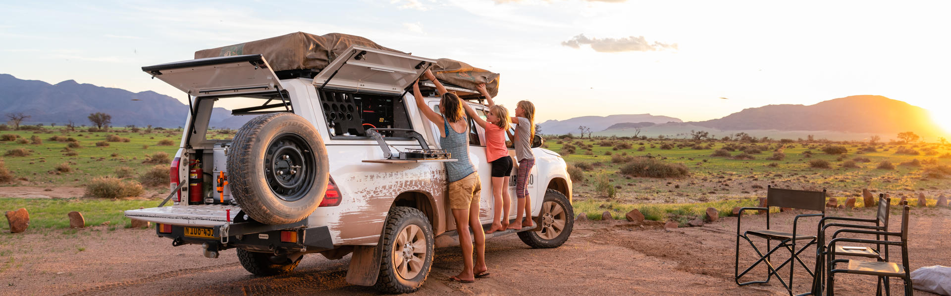 Famillie mit 4WD Camper von Namibia2Go vor Berglandschaft in Namibia