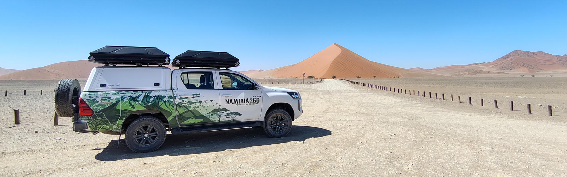 Der 4x4 Toyota Hilux DC Camping Comfort von Namibia2Go im Sossusvlei vor Düne 40 in Namibia