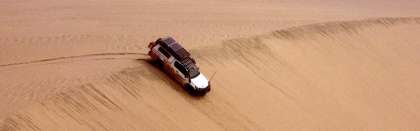 4x4 Toyota Hilux Expedition von Namibia2Go fahrend in einer Wüste in Namibia