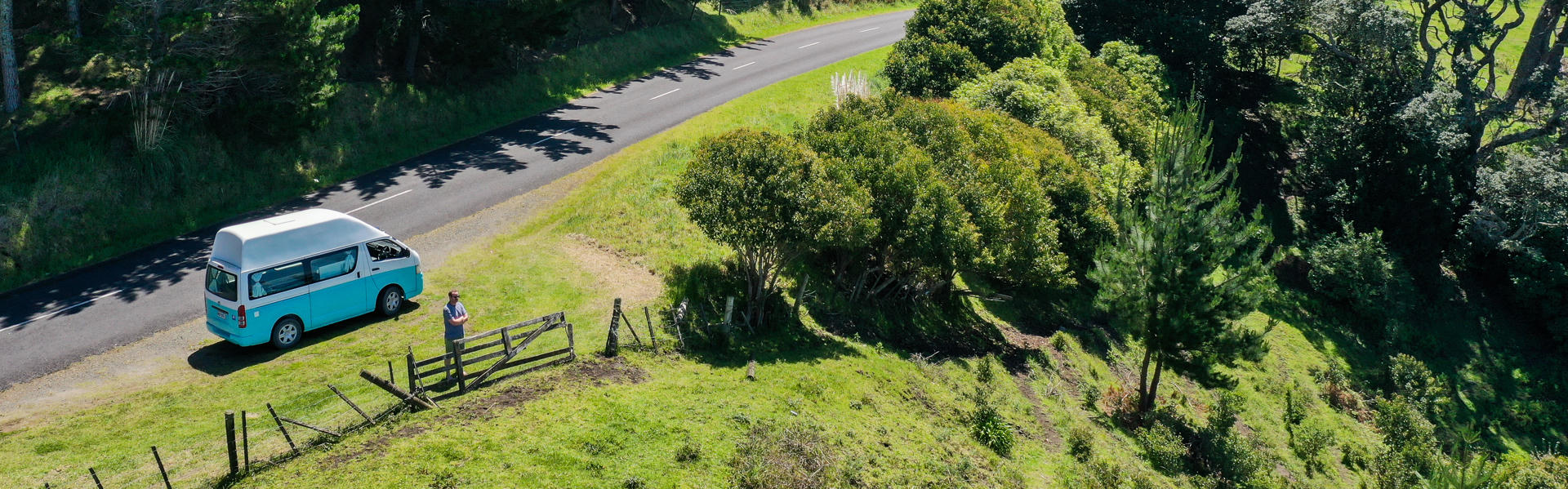 Der Wallace HiTop von Barefoot Campers geparkt am Wegrand in Neuseeland