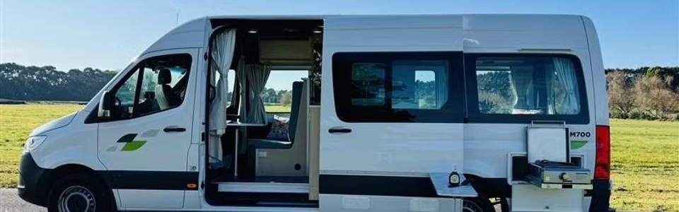 Nomad 2+1 Berth von Bayinvent Rental geparkt auf einer Wiese in Neuseeland