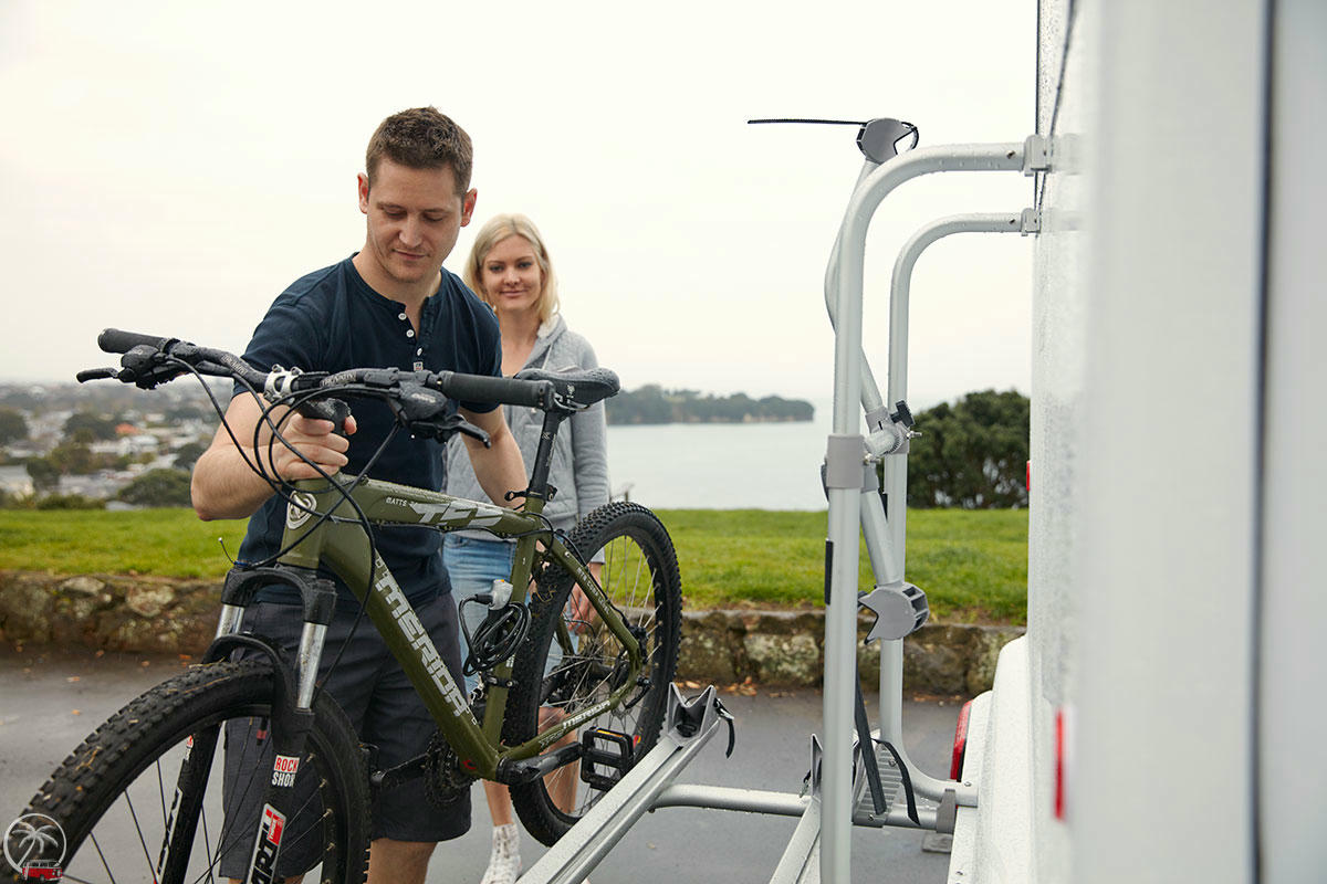 Britz Discovery 4 Bett Wohnmobil Neuseeland Fahrräder