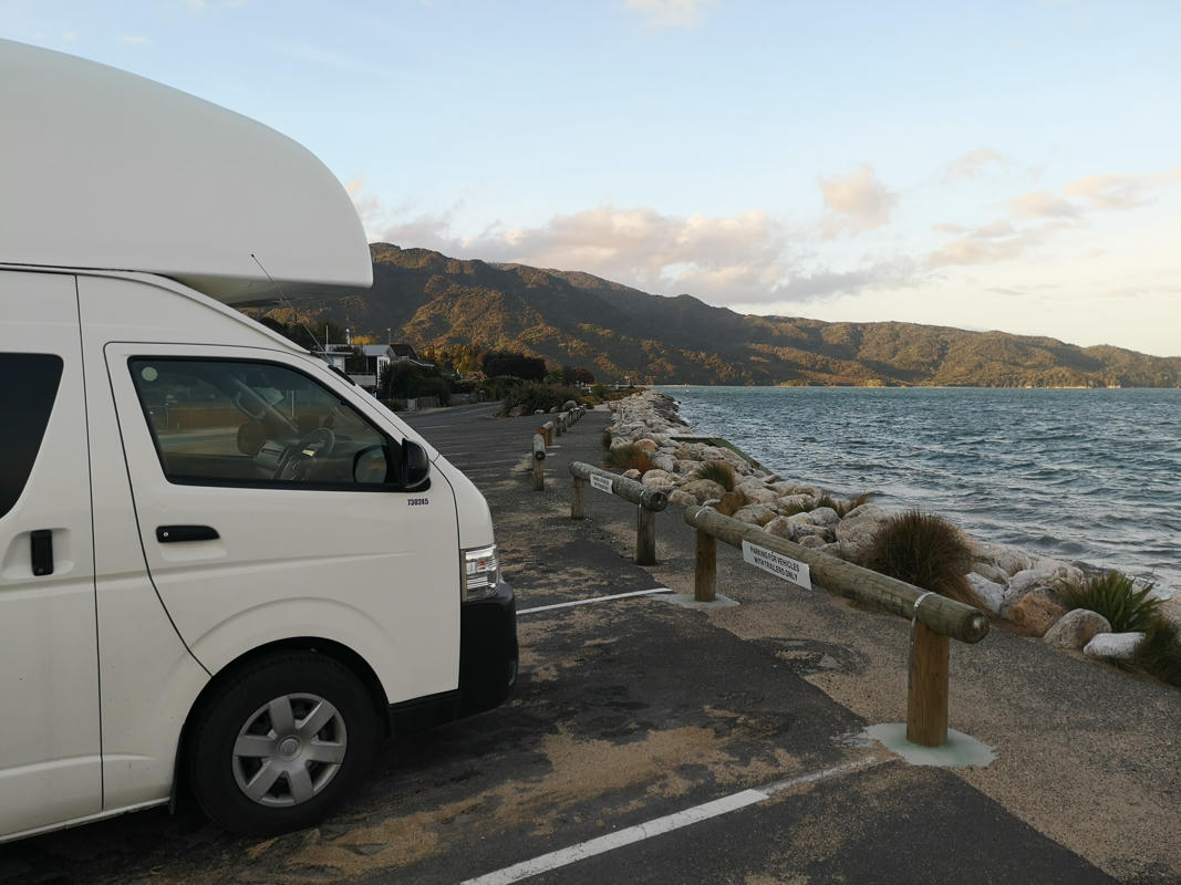 Britz Voyager 4 Bett Camper Neuseeland Außenansicht Stromversorgung